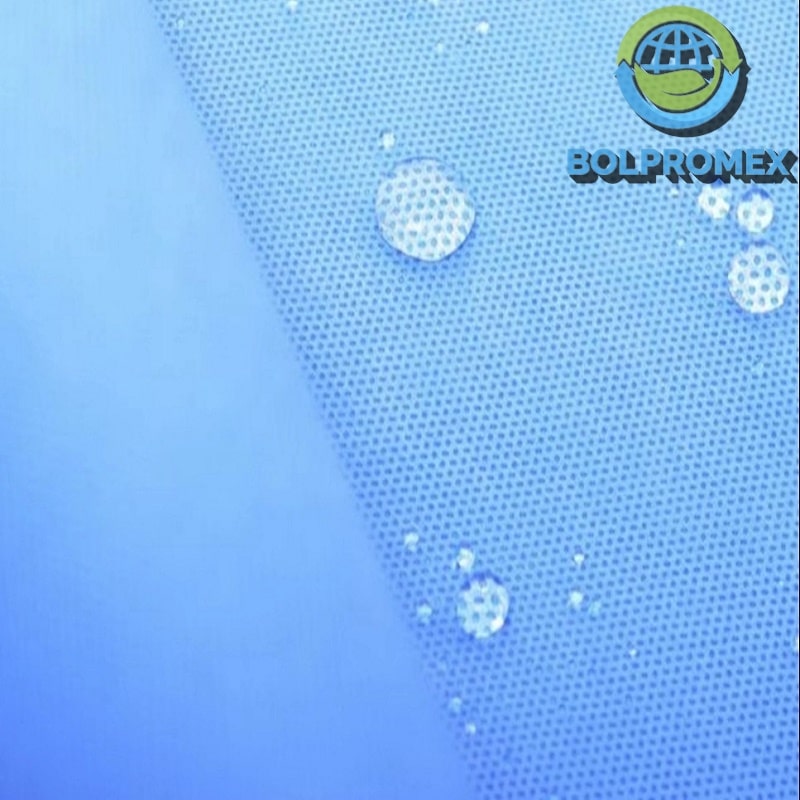 polipropileno forro cartera forro koreano bonfort tela no tejida en 35 gramos ecologica non woven spunbond en color azul medico plumbago indigo para fabricar ropa desechable de uso medico mostrando que es repelente al agua